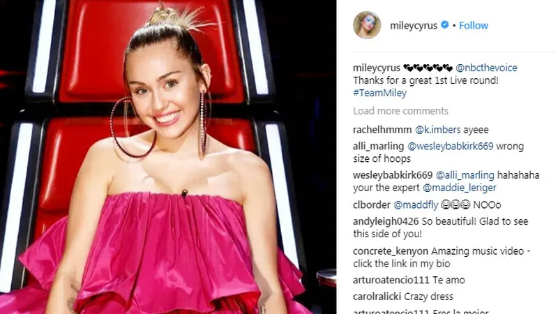 Dicibir Netizen, Gaun Miley Cyrus Mirip Kantong Sampah