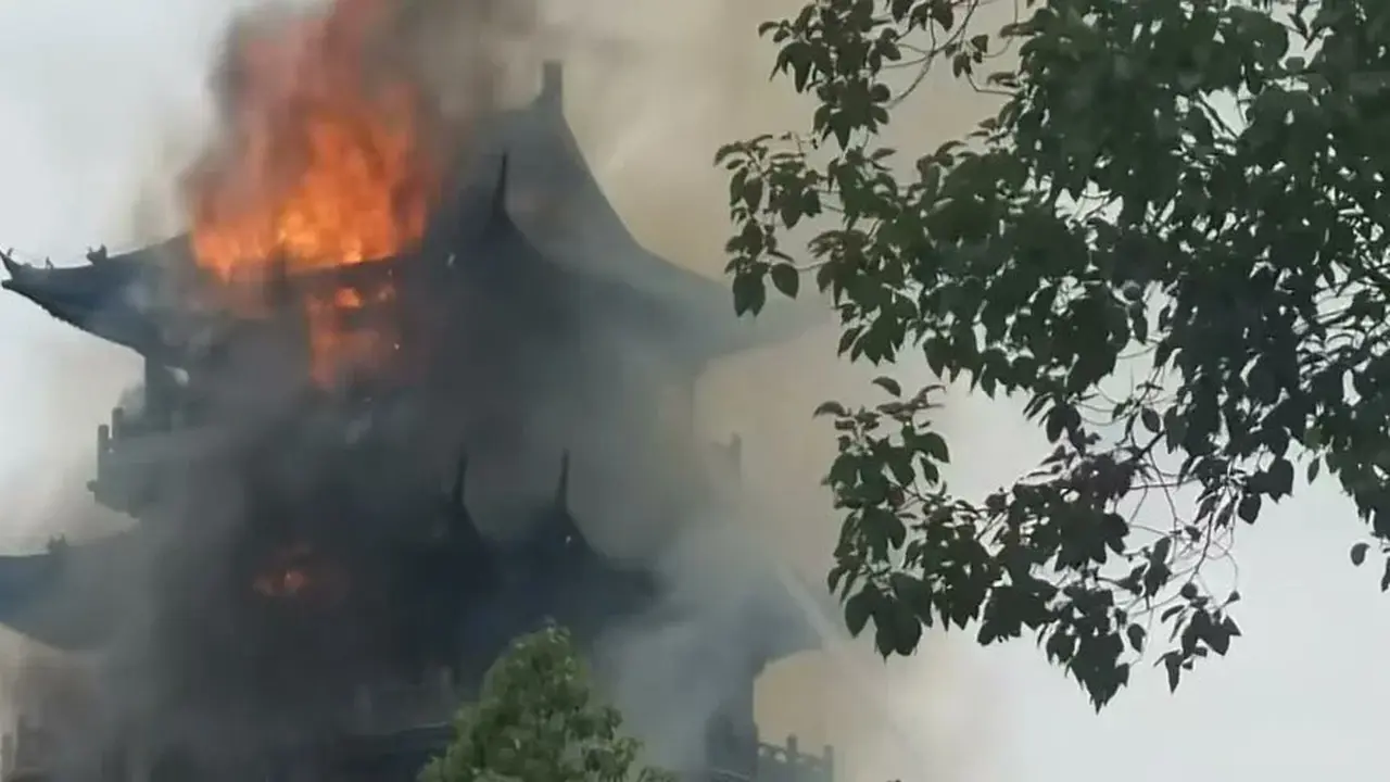 Gedung Suci Paviliun Wenchang terbakar