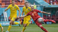 Pemain Makedonia Utara, Ezgjan Alioski(kanan)  menendang bola ke gawang Ukraina yang membuahkan gol dalam pertandingan Grup C Piala Eropa 2020 di National Arena stadium, Rumania, Kamis (17/6/2021). (Foto: AP/Pool/Vadim Ghirda)