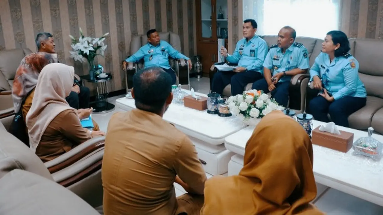 Pertemuan antara perwakilan Pemerintah Kabupaten Kuansing dengan Kanwil Kemenkumham Riau terkait polemik jabatan kepala desa.