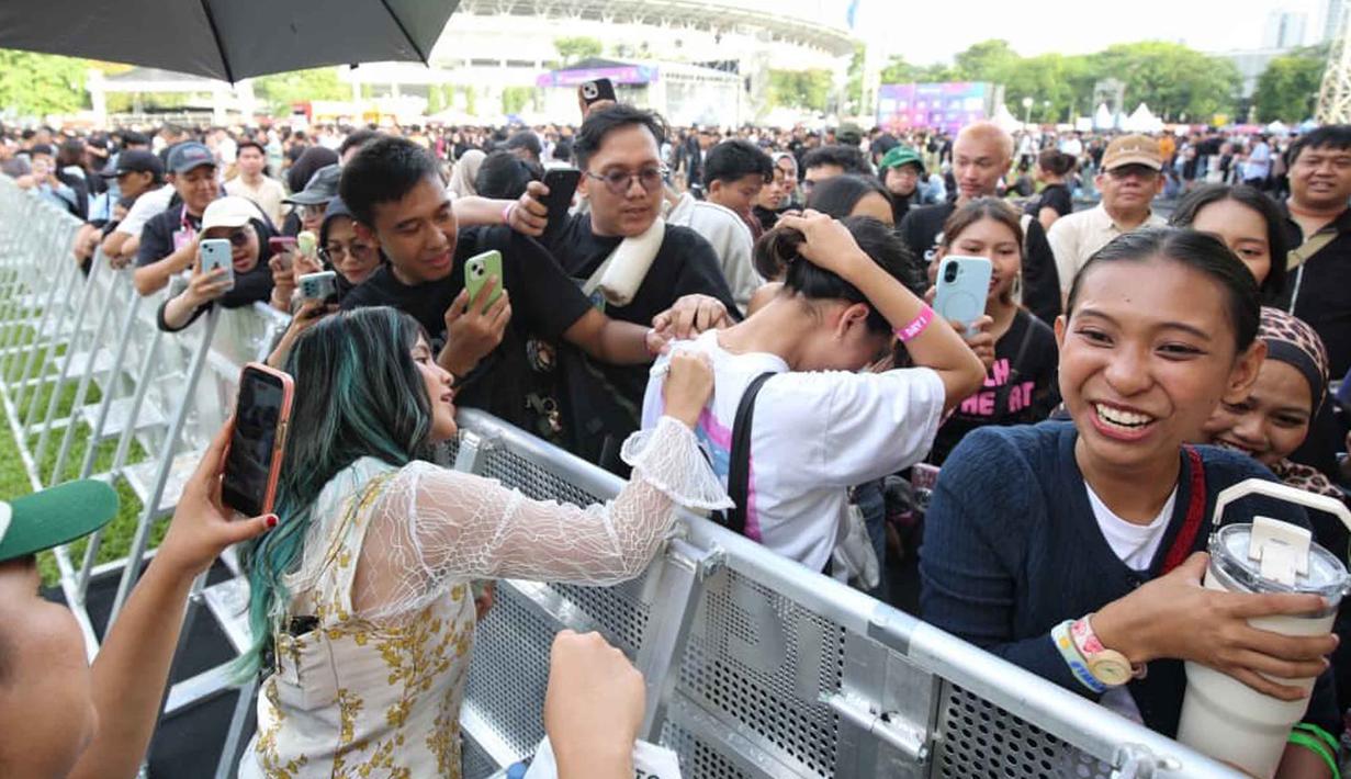 Di sela penampilannya, Idgitaf menyempatkan diri menyapa para penggemar. Tampak dalam foto, penyanyi Idgitaf berinteraksi dengan penggemarnya saat tampil pada hari pertama gelaran KapanLagi Buka Bareng (KLBB) Festival 2026 di Stadion Madya, Kompleks Gelora Bung Karno, Senayan, Jakarta, Sabtu 28 Februari 2026. (Dok/Kapanlagi Youniverse)