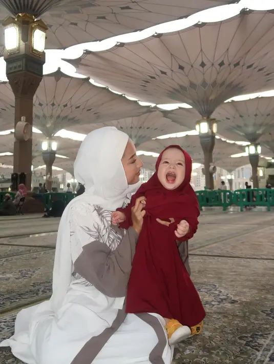 <p>Keceriaan Kamari saat diajak sang ibu salat di pelataran Masjid Nabawi di Madinah. (Foto: Instagram/ jennifercoppenreal20)</p>