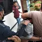 Pelaku perampokan emas ditangkap polisi di Mojokerto. (Dian Kurniawan/Liputan6.com)