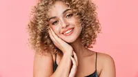 10 Perawatan Rambut Keriting Mengembang Biar Tetap Sehat dan Indah