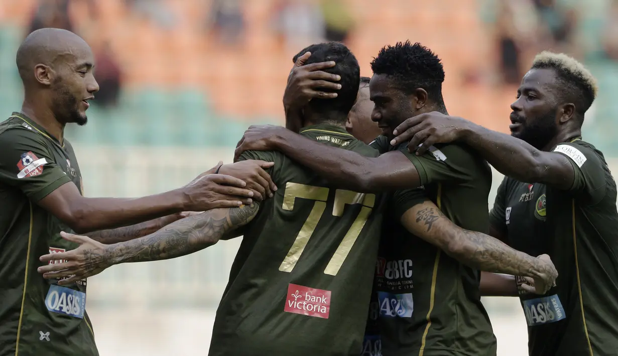 Striker PS Tira Persikabo, Loris Arnaud, merayakan gol yang dicetaknya ke gawang Persija Jakarta pada laga Shopee Liga 1 di Stadion Pakansari, Bogor, Selasa (16/7). Tira menang 5-3 atas Persija. (Bola.com/Yoppy Renato)