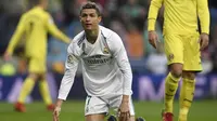 Reaksi striker Real Madrid Cristiano Ronaldo pada laga La Liga kontra Villarreal di Santiago Bernabeu, Madrid, Sabtu (13/1/2018). (AFP/Gabriel Bouys)