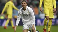 Reaksi striker Real Madrid Cristiano Ronaldo pada laga La Liga kontra Villarreal di Santiago Bernabeu, Madrid, Sabtu (13/1/2018). (AFP/Gabriel Bouys)