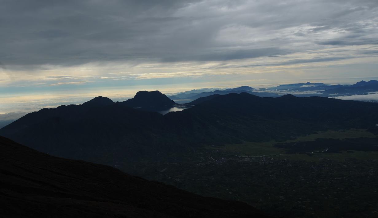 Menikmati Pemandangan Dari Atas Atap Sumatera Foto 