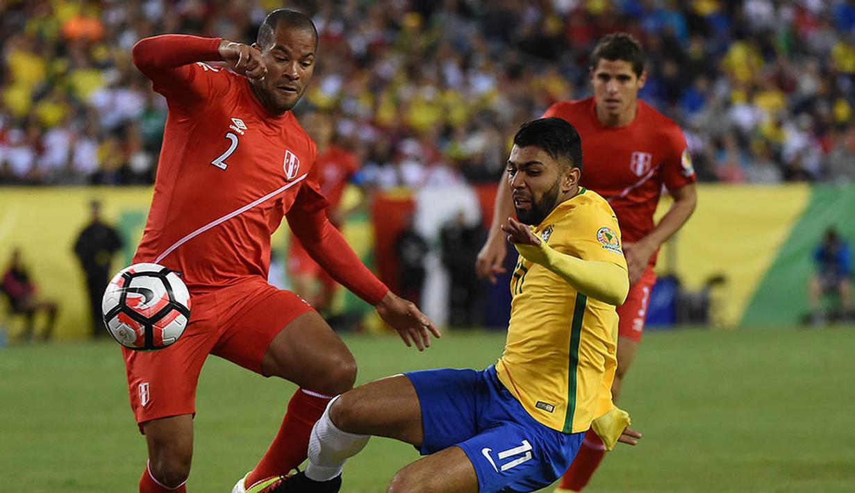 Pemain Peru, Alberto Rodriguez, berusaha melewati pemain Brasil, Gabriel, pada laga Grup B Copa America Centenario. Sebetulnya jika ingin lolos Brasil hanya memerlukan hasil imbang. (AFP/Timothy A. Clary)