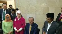 Presiden Turki Recep Tayyep Erdogan tak sendirian. Nampak Menteri Perdagangan Rahmat Gobel turut menemani. (Silvanus Alvin/Liputan6.com)