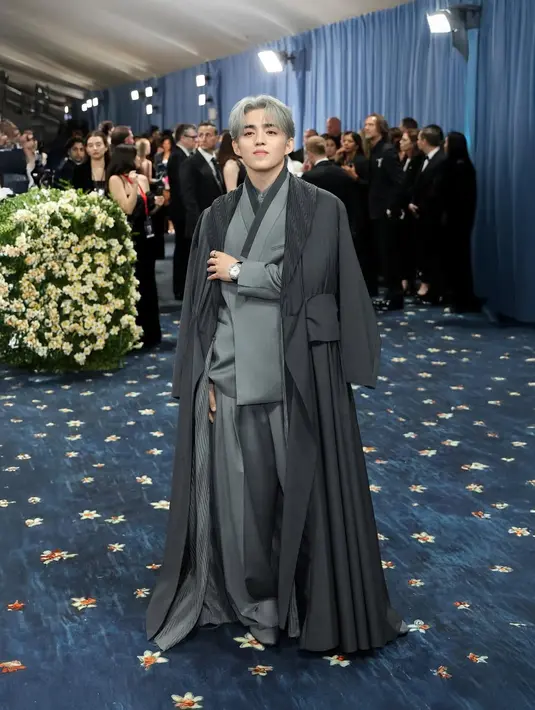 Duta global BOSS, S.Coups, tampil memikat lewat perpaduan antara estetika modern dan tradisional Korea. Ia mengenakan pakaian berlapis bernuansa abu-abu yang terinspirasi dari jeogori, bagian dari hanbok tradisional Korea. [@sound_of_coups].