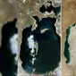 (kiri) Danau Laut Aral pada 1960an, sebelum kekeringan. (kanan) Danau yang sama pada 2014, usai bencana kekeringan. (sumber: NASA)