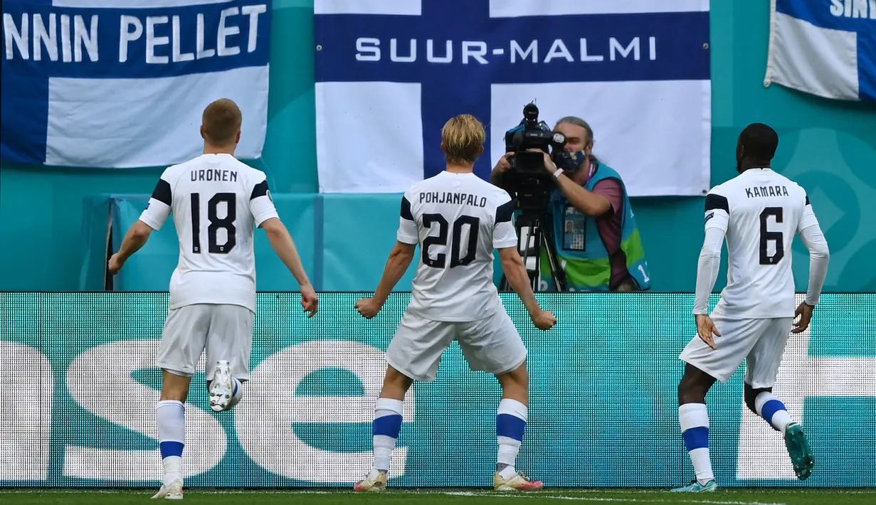 Pada menit keempat pertandingan, Finlandia melakukan gebrakan dengan mencetak gol lewat tandukan dari Joel Pohjanpalo, namun sanyangnya gol ini dianulir oleh wasit. Pohjanpalo dinyatakan offside setelah wasit meninjau VAR. (Foto: AFP/Pool/Kirill Kudryavtsev)