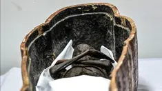 Mumi Firaun Sennedjem diperlihatkan dari peti mati di Museum Nasional Peradaban Mesir (NMEC), Kairo, Mesir (21/9/2019). Sennedjem merupakan tokoh kunci dalam pemerintahan Raja Siti I dan Ramsis II. (AFP Photo/Mohamed el-Shahed)