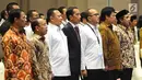 Presiden Jokowi (tengah) didampingi Ketum KADIN, Menteri Pertanian, Menteri Perindustrian, Ketua DPR, Mesesneg saat menyanyikan lagu Indonesia Raya pada acara penutupan Rapimnas Kadin di Solo, Jawa Tengah, Rabu (28/11). (Liputan6.com/Angga Yuniar)