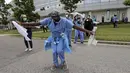 Petugas medis menari sebagai penghargaan atas perawatan untuk pasien COVID-19 di luar New Orleans East Hospital, New Orleans, Amerika Serikat, 15 Mei 2020. Serenade stimulus ini untuk memberikan dukungan moral kepada petugas medis dan pasien COVID-19. (AP Photo/Gerald Herbert)