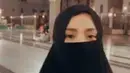 Nagita Slavina saat umrah penampilannya curi perhatian. Ia memakai pakaian serba hitam dengan hijab dan bercadar. Penampilan Nagita Slavina dengan cadar ini sukses bikin warganet pangling usai melihatnya. (Liputan6.com/IG/raffinagita1717)