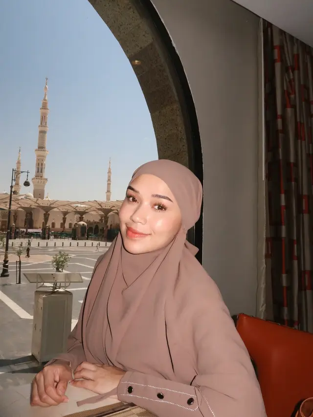 7 Momen Lula Lahfah Jalani Ibadah Umrah Bareng Sahabat, Banjir Sorotan Netizen