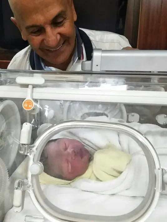 Foto-foto momen bahagia saat Shireen melahirkan anak ketiganya ini terlihat di akun Instagram salah satu fotografer terkenal, Diera Bachir. Terlihat rona bahagia yang juga mengharukan saat menyambut datangnya bayi mungil tersebu(Instagram/happ_preganant_)