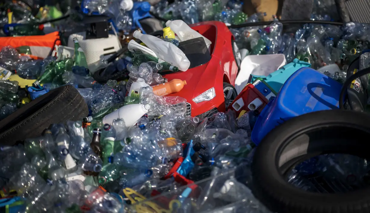 Perjanjian ini bertujuan untuk mengurangi produksi plastik, meningkatkan daur ulang, dan mendorong ekonomi sirkular. Tampak dalam foto, Sebuah karya dari seniman, aktivis, dan fotografer Kanada Benjamin Von Wong berjudul “The Thinker's Burden,” terlihat di depan Kantor Perserikatan Bangsa Bangsa (PBB) di Jenewa, Swiss pada 12 Agustus 2025. (Fabrice COFFRINI/AFP)