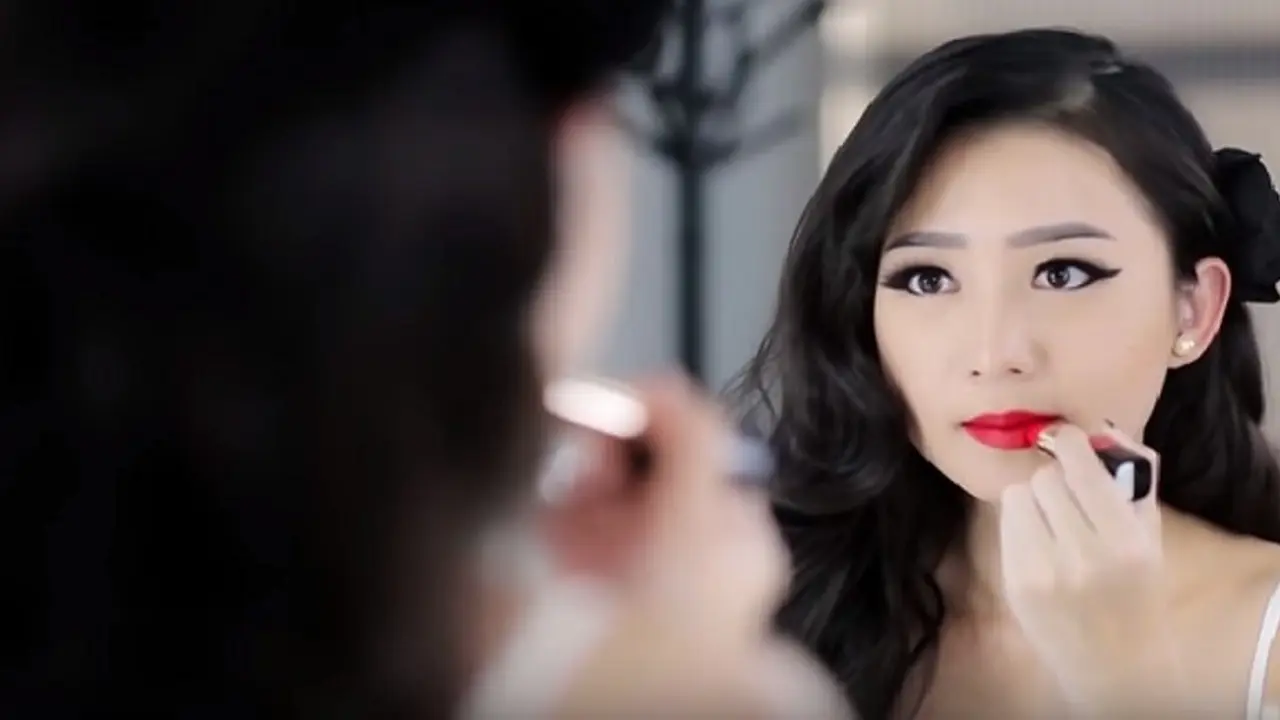 15 Potret Menarik Pupu Paula dengan Lipstik Merah, Bikin Gemas!