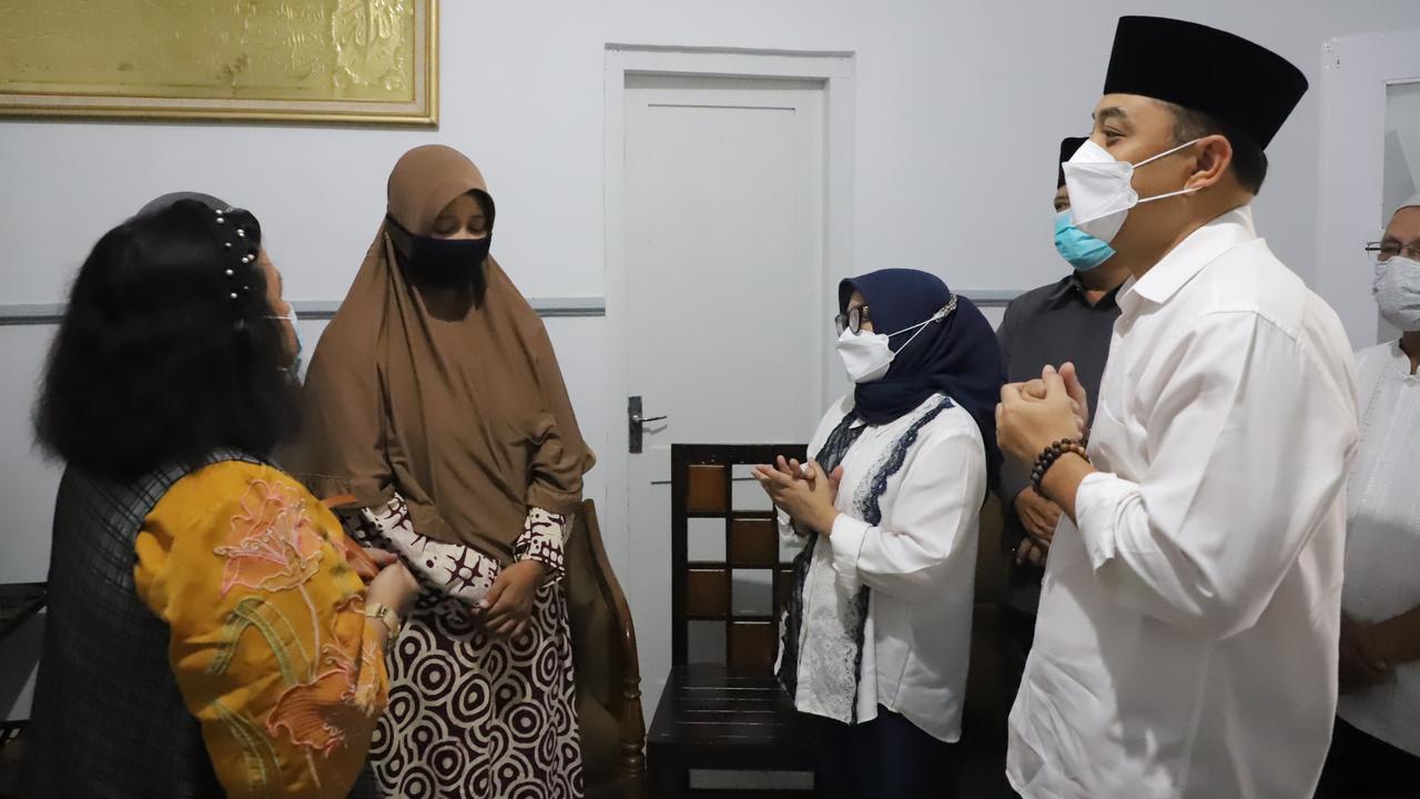 Eri Cahyadi bertemu keluarga korban KRI Nanggala 402. (Dian Kurniawan/Liputan6.com)