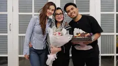 Diabadikan melalui Instagram Story-nya, Reza Artamevia terkejut mendapati anak, calon menantu, dan lainnya masuk ke rumah saat dirinya sedang asyik menonton tv sendirian. Aaliyah dan saudara-saudaranya langsung menyanyikan lagu selamat ulang tahun sambil membawa kue dengan lilin yang menyala. (Liputan6.com/IG/@rezaartameviaofficial)