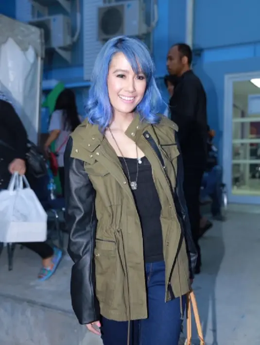 Perubahan warna rambut Ardina Rasti yang cukup signifikan ini mendapat respon positif dari netizen. Fotonya yang diunggah di akun instagramnya @ardinarasti6 mendapat komentar baik dari salah satu pengikutnya.(Galih W. Satria/Bintang.com)