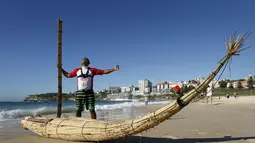 Peselancar Peru, Carlos ' Huevito ' Areola usai berselancar menggunakan Caballito di pantai Bondi, Sydney, (24/2). Caballito kabarnya telah diciptakan pada 3.000 SM di Peru utara. (REUTERS / Jason Reed)