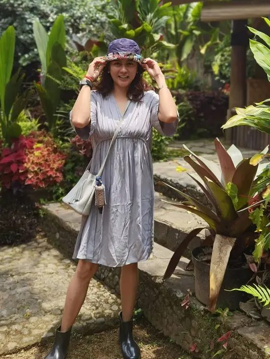 Selain kerja, Moudy Wilhelmina juga rajin olahraga, melukis hingga naik gunung. Ia juga memiliki banyak peliharaan. [Instagram/maudywhilhelmina]