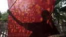 Pengrajin menjemur kain batik Betawi usai dicuci di rumah produksi Batik Seraci, Kampung Kebon Kelapa, Bekasi, Jawa Barat, Selasa (2/10). Rumah produksi Batik Seraci memiliki 15 pengrajin. (Merdeka.com/Iqbal Nugroho)