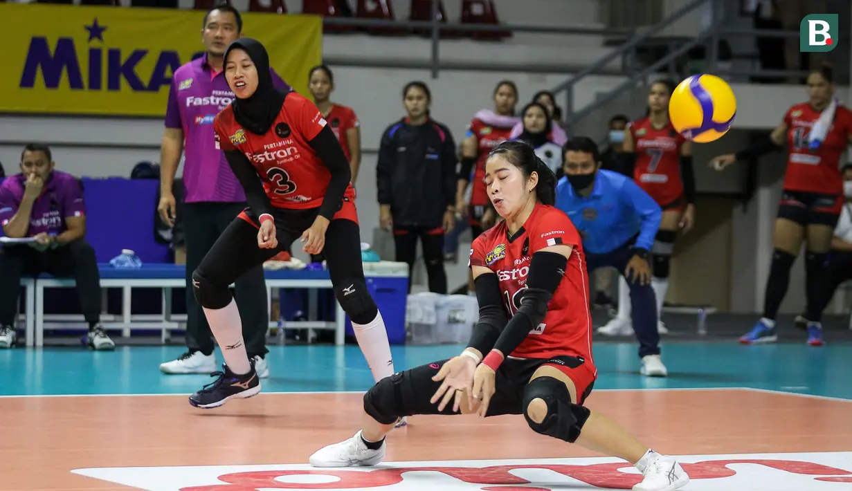 Pemain Jakarta Pertamina Fastron, Novia Andriyanti gagal mengembalikan bola dalam laga final four PLN Mobile Proliga 2022 melawan Bandung Bjb Tandamata di Padepokan Bola Voli Sentul, Jawa Barat, Minggu (20/03/2022). Jakarta Pertamina kalah 0-3 (15-25, 17-25, 17-25). (Bola.com/Bagaskara Lazuardi)