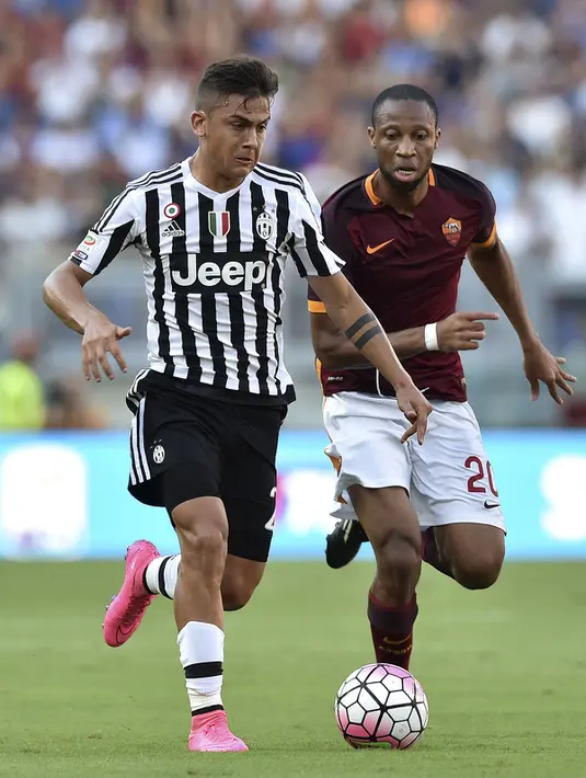 Penyerang Juventus, Paulo Dybala (kiri) berusaha membawa melewati gelandang AS Roma, Seydou Keita pada pertandingan liga serie A di Olimpico Roma, Italia (31/8/2015).  AS Roma menang atas Juventus dengan skor 2-1. (REUTERS/Alberto Lingria)