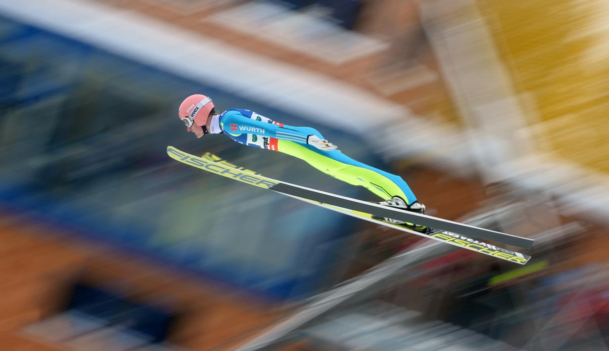 Atlet Jerman, Severin Freund, saat beraksi dalam Kejuaraan Dunia Ski Flying di Kulm, Bad Mitterndorf, Austria, (17/1/2016). (AFP/Michal Cizek)