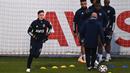 Pemain baru Fenerbahce, Mesut Ozil (kiri), saat mengikuti sesi latihan perdananya bersama tim, di Istanbul, Minggu, (24/1/2021). (Foto: AFP/Ozan Kose)