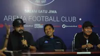 Media officer Arema FC, Sudarmaji (tengah). (Bola.com/Iwan Setiawan)