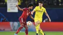 Bek Villarreal, Juan Foyth (kanan) berebut bola dengan gelandang Bayern Munchen dalam laga leg pertama perempatfinal Liga Champions 2021/2022 di La Ceramica Stadium, Villarreal (6/4/2022). Pemain asal Argentina berusia 25 tahun ini tercatat pernah membela Tottenham Hotspur selama 3 musim mulai 2017/2018 hingga 2019/2020. Pada awal musim 2020/2021 ia langsung hijrah ke La Liga Spanyol berstatus pinjaman bersama Villarreal yang akhirnya dipermanenkan pada musim berikutnya. (AFP/Christof Stache)