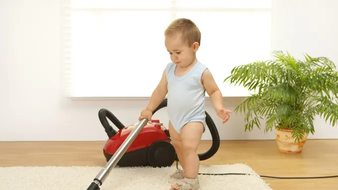 15 Balita Ini Punya Pengalaman Kocak dengan Pembersih Debu