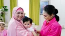 Ternyata Mamah Dedeh juga diundang. Dia menggendong Ameena, putri tercinta Aurel. (Foto: Instagram/ attahalilintar)