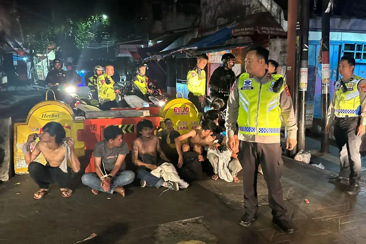 Polisi menggagalkan aksi tawuran antar kelompok pemuda di Simpang Gang Aut, Jalan Suryakencana, Kota Bogor, Minggu (28/5/2023) dinihari. Polisi menangkap sembilan remaja dari beberapa gerombolan tersebut (Istimewa)