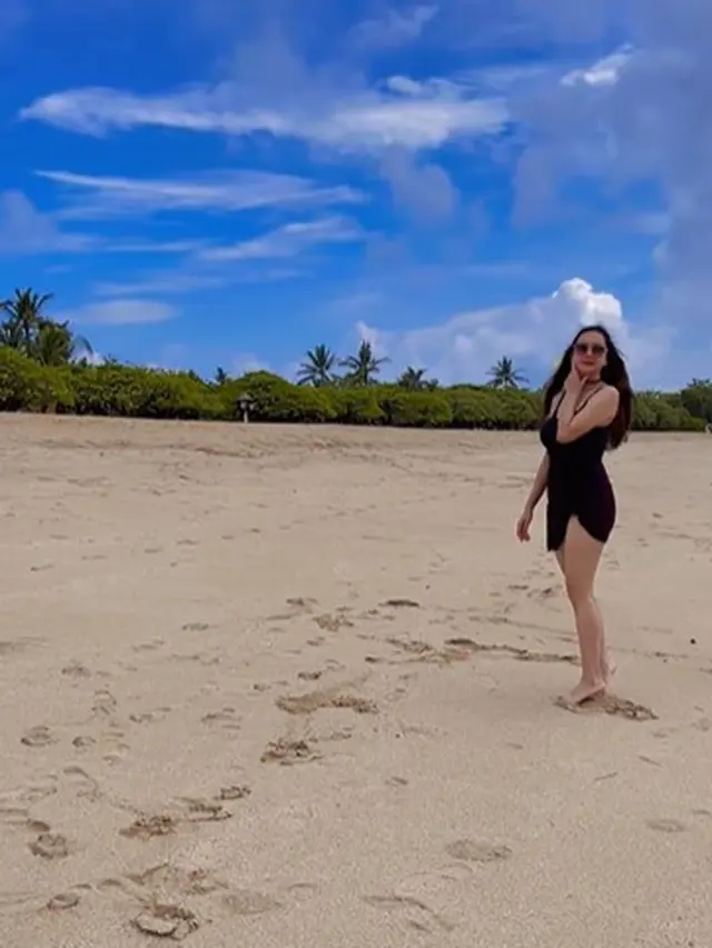 Aura Kasih tuai perhatian saat bermain di pantai (Instagram/aurakasih)