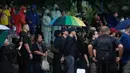 Suasana penuh duka disertai gerimis air hujan mengiringi pemakaman Oxavia Aldiano atau lebih dikenal dengan nama Vidi Aldiano di Tempat Pemakaman Umum (TPU) Tanah Kusir, Jakarta. Tampak dalam foto, musisi, presenter, sekaligus comedian, Vincent Ryan Rompies (tengah) saat menyaksikan prosesi pemakaman Oxavia Aldiano atau lebih dikenal dengan nama Vidi Aldiano di Tempat Pemakaman Umum (TPU) Tanah Kusir, Jakarta, Minggu (8/3/2026). (Kapanlagi.com/Budy Santoso)
