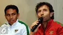 Pelatih Luis Milla Aspas (kanan) menjawab pertanyaan saat memperkenalkan tim kepelatihan Timnas Indonesia di kantor PSSI, Jakarta, Kamis (9/2). Mantan pemain timnas, Bima Sakti menempati posisi sebagai asisten pelatih. (Liputan6.com/Helmi Fithriansyah)