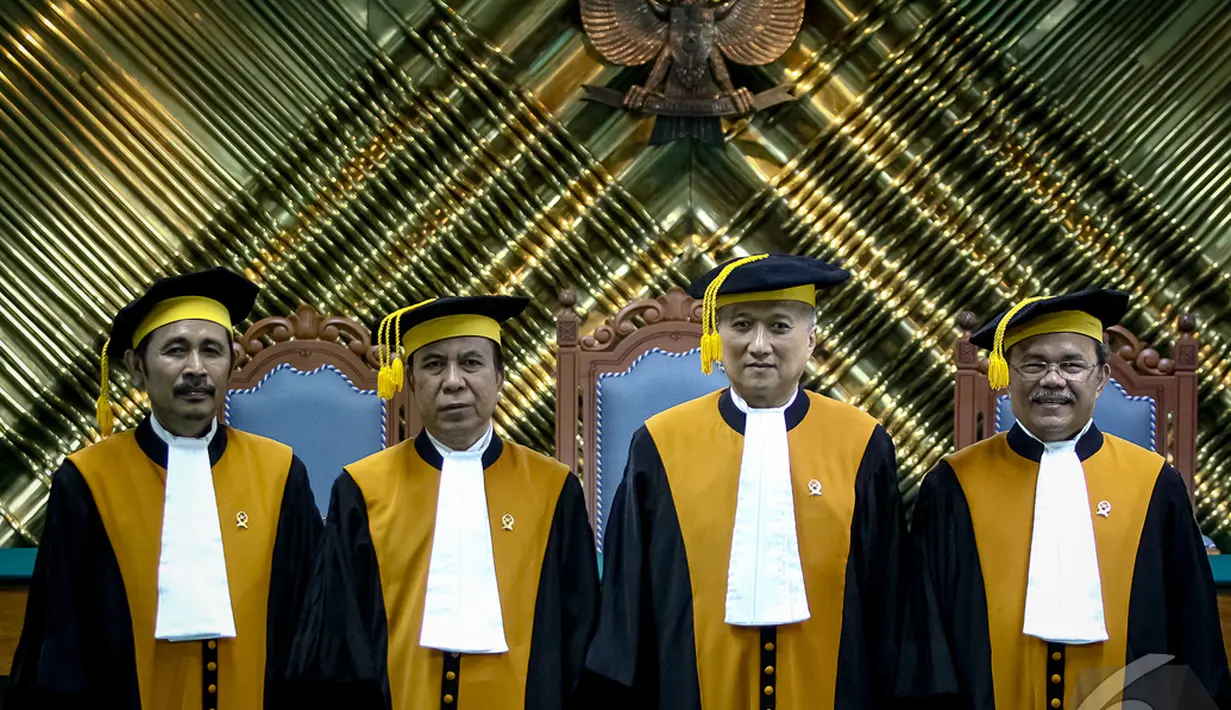 (Dari kanan) Amran Suadi, Sudrajat Dimyati, Purwosusilo dan Is Sudaryono foto bersama usai dilantik sebagai Hakim Agung di Gedung Sekretariat MA, Cempaka Putih, Jakarta, Selasa (21/10) (Liputan6.com/Faizal Fanani)