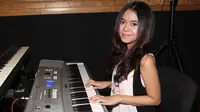 Selain memiliki suara indah, Cita Batari juga mampu memainkan alat musik piano, gitar dan mampu menciptakan lagu.