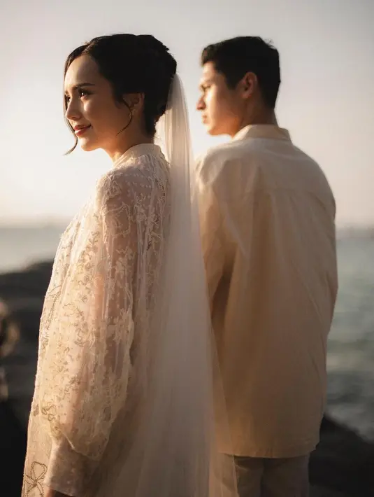 Penampilannya kian sempurna dengan pulasan makeup flawless karya MUA @fidelhertamakeup
dan tatanan rambut updo sederhana karya hair stylist @ade_ragil_hairdo.  [Foto: IG/ @seenbysou @corneliuswisana].