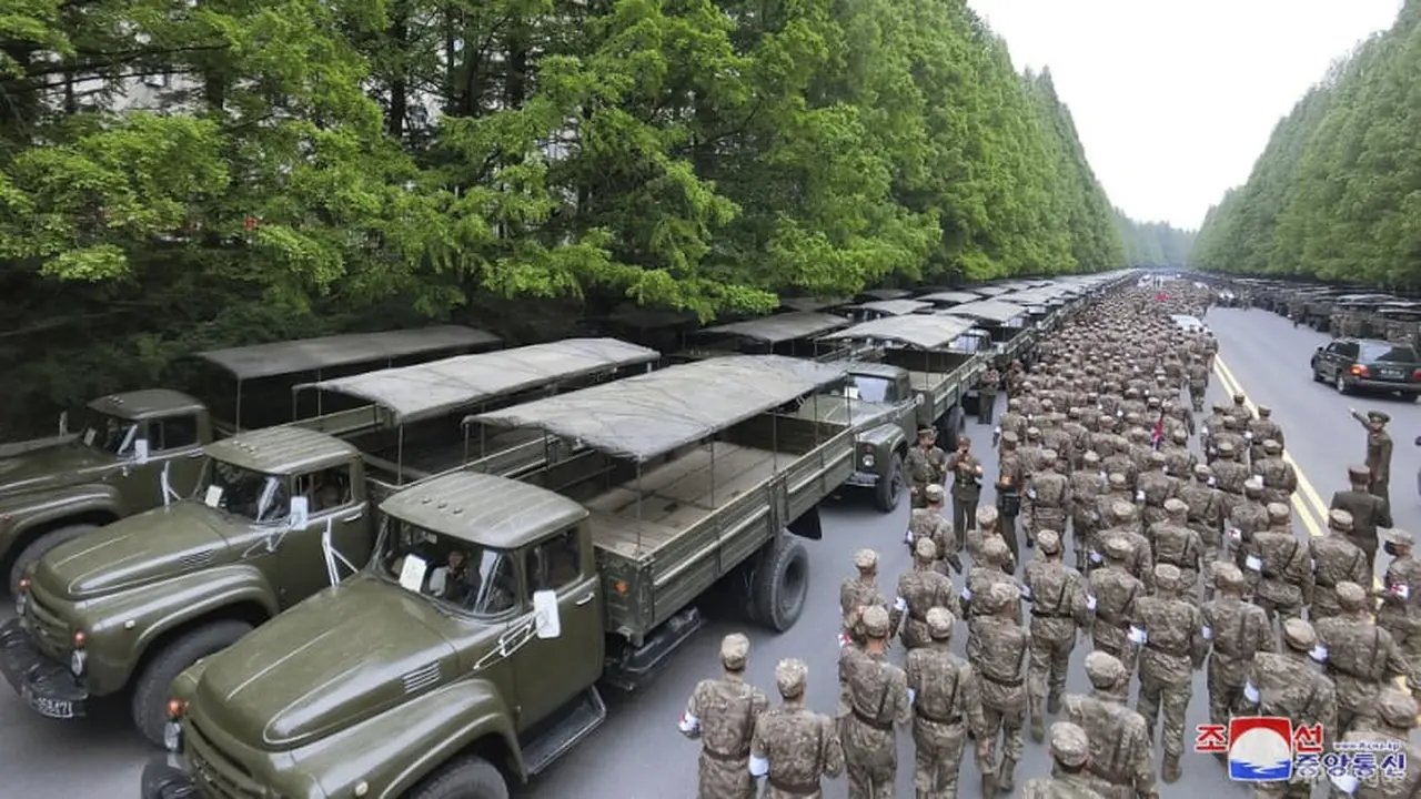 Lawan COVID-19, petugas dari unit medis Tentara Rakyat Korea bersiap untuk pengerahan untuk membantu pengangkutan obat-obatan di Pyongyang, Korea Utara Senin, 16 Mei 2022. (Korean Central News Agency/Korea News Service melalui AP)