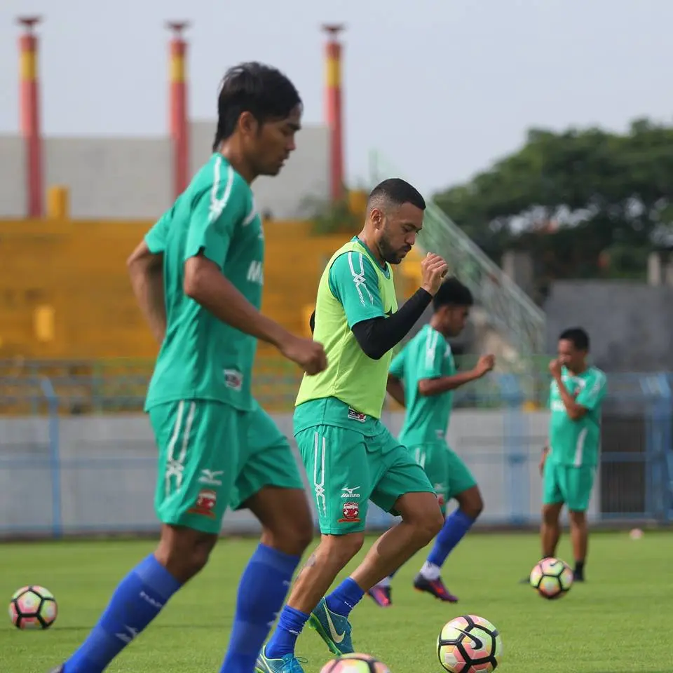  Mantan pemain Semen Padang, Marcel Sacramento, sudah ikut berlatih bersama Madura United. (Liputan6.com/Musthofa Aldo)