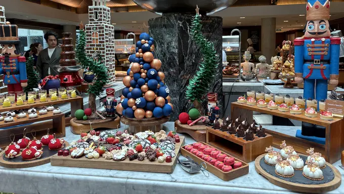 Hotel Indonesia Kempinski Jakarta rayakan  untuk Natal dan Tahun Baru dengan nuansa menyenangkan dan berbagai hidangan lezat. [Anisha/Fimela]