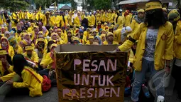 Ratusan mahasiswa UI menggelar aksi di kampus UI Salemba, Jakarta, Jumat (20/3/2015). Mereka mengultimatum dan mengumpulkan surat untuk Presiden Jokowi. (Liputan6.com/Johan Tallo) 